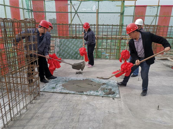 1596162663623675.jpg 封頂-王嘯天+建安四季花城項(xiàng)目部.jpg