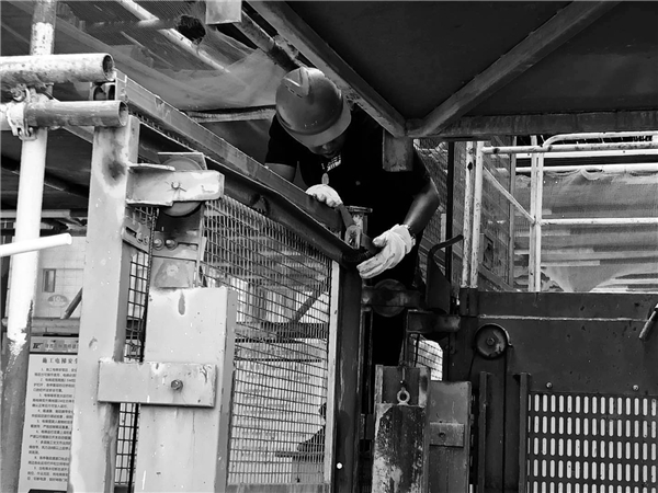 1596162705466079.jpg 工人百態(tài)3+黨星(四季花城項(xiàng)目部).jpg