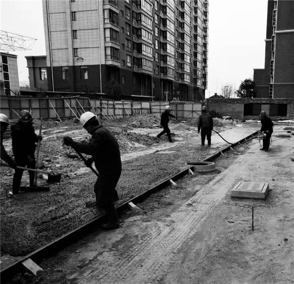 1596162731596459.jpg 工人百態(tài)4+解飛(四季花城項(xiàng)目部).jpg