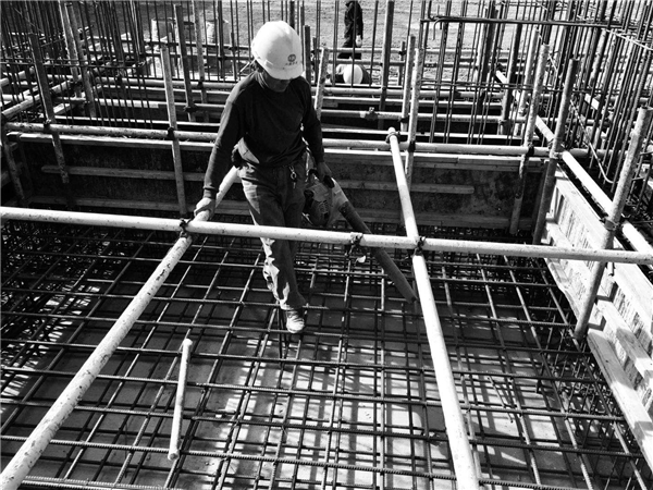 1596162759622841.jpg 工人百態(tài)-王衛(wèi)波(四季花城項(xiàng)目部).jpg